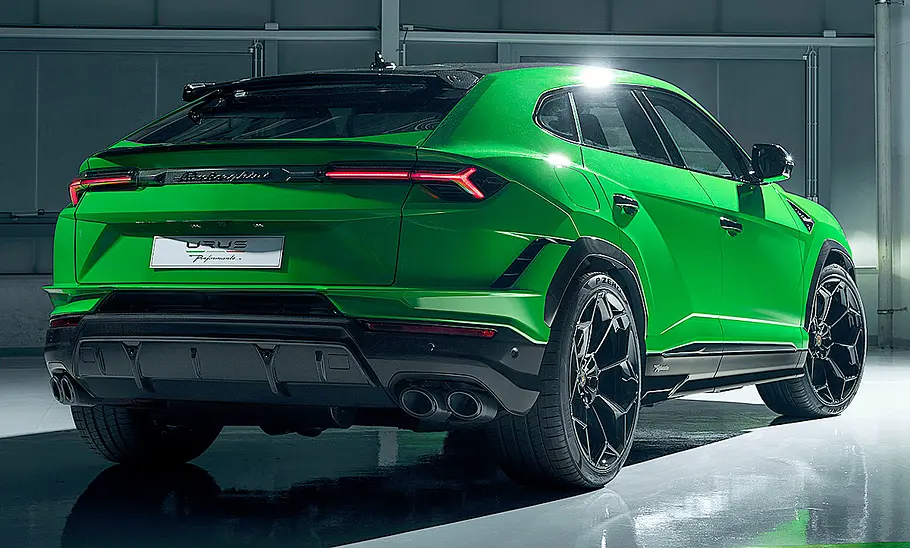 Der Lamborghini Urus Performante (2023) statisch von schräg hinten fotografiert.