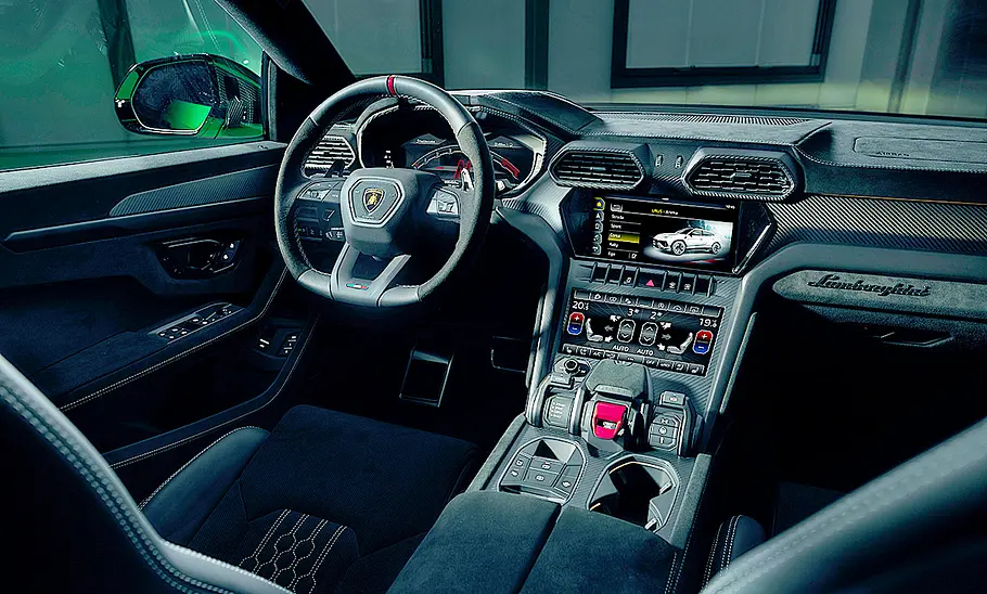 Das Cockpit des Lamborghini Urus Performante (2023).