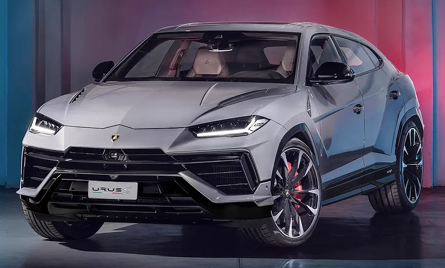 Der Lamborghini Urus S (2023) statisch von schräg vorne fotografiert.