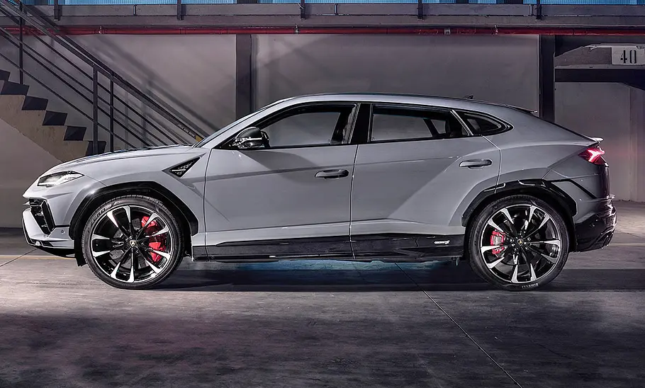 Der Lamborghini Urus S (2023) statisch von der Seite fotografiert.