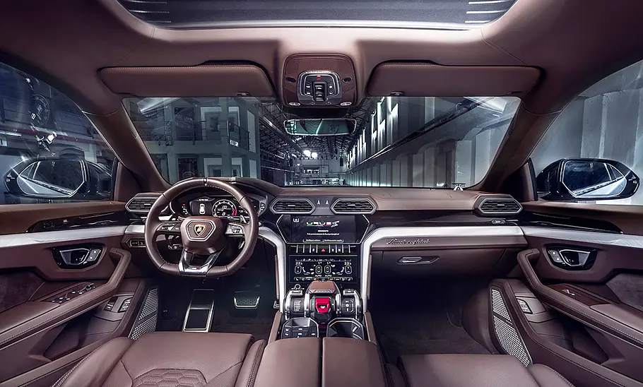 Das Cockpit des Lamborghini Urus S (2023).