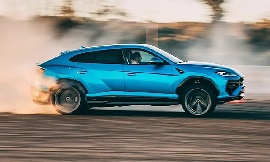Lamborghini Urus SE (2024) Der Lamborghini Urus SE (2024) im Drift von der Seite fotografiert.
