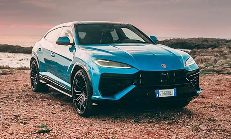 Lamborghini Urus SE (2024) Der Lamborghini Urus SE (2024) statisch von schräg vorne fotografiert.