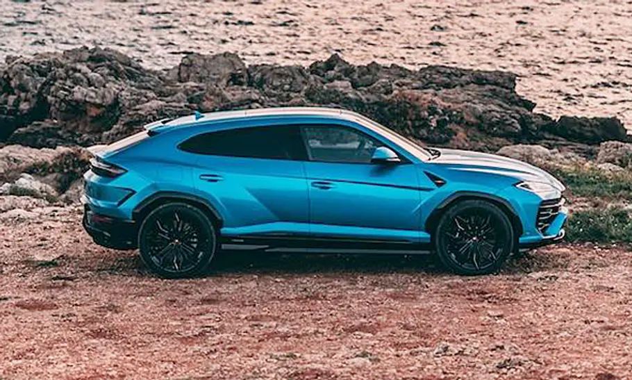 Lamborghini Urus SE (2024) Der Lamborghini Urus SE (2024) statisch von der Seite fotografiert.
