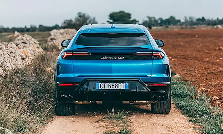 Lamborghini Urus SE (2024) Der Lamborghini Urus SE (2024) statisch von hinten fotografiert.