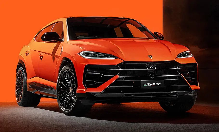 Der Lamborghini Urus SE (2024) statisch von schräg vorne fotografiert.