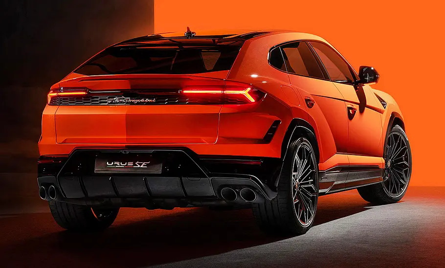 Der Lamborghini Urus SE (2024) statisch von schräg hinten fotografiert.