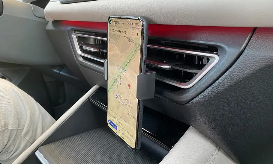 Lamicall-Handyhalter Der Lamicall-Handyhalter am Armaturenbrett mit Smartphone.