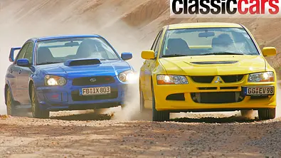 Subaru Impreza WRX STI und Mitsubishi Lancer Evo VIII fahrend von vorne. - Foto: Bernd Ebener