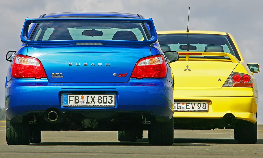 Subaru Impreza WRX STI/Mitsubishi Lancer Evo VIII Subaru Impreza WRX STI und Mitsubishi Lancer Evo VIII stehend von hinten.