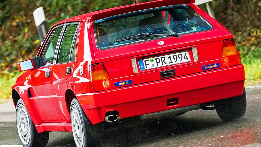 Der Lancia Delta HF Integrale Evo fahrend von hinten.