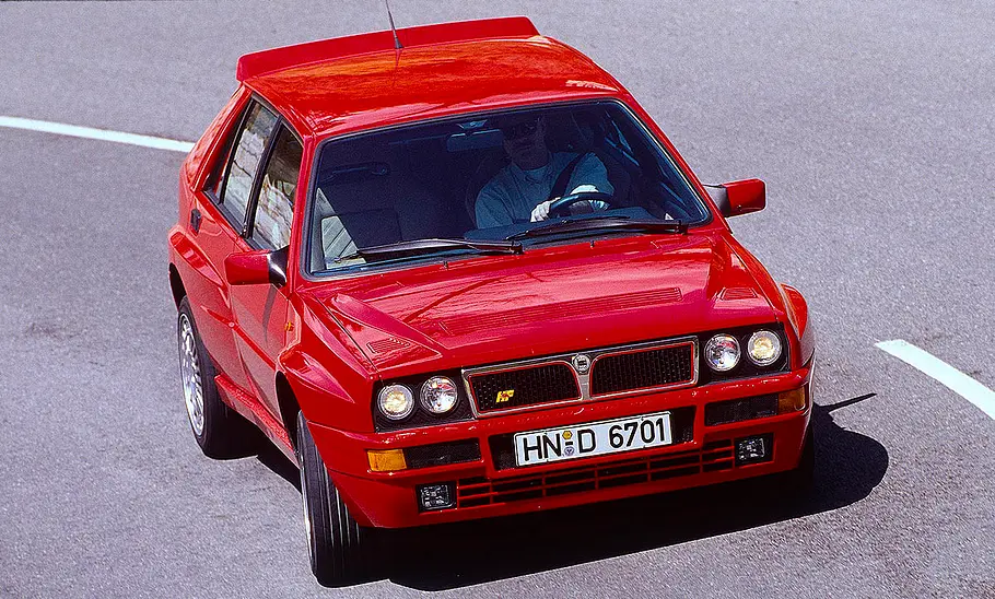 Lancia Delta Integrale Der Lancia Delta Integrale fahrend von schräg vorne fotografiert.