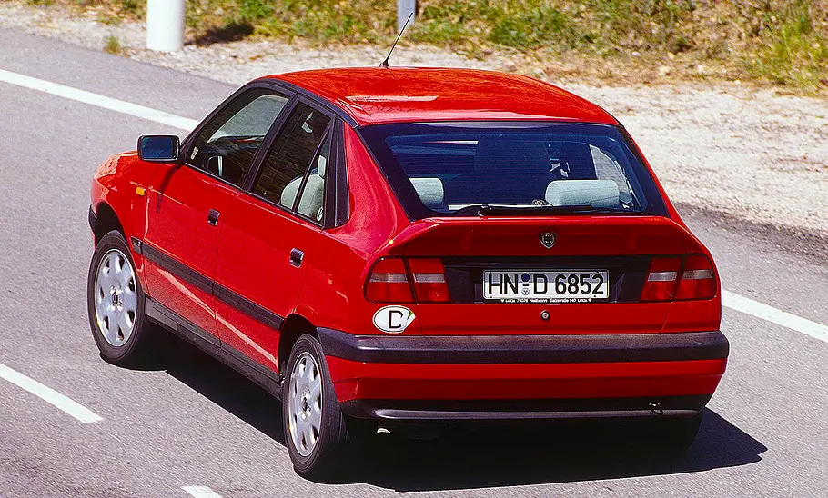 Der Lancia Delta HF turbo fahrend von schräg hinten fotografiert.