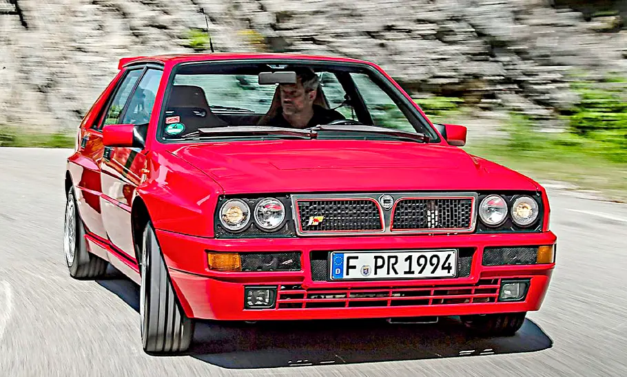 Lancia Delta HF Integrale Evo II fahrend von schräg vorne fotografiert.