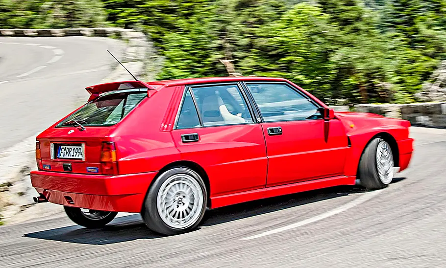 Lancia Delta HF Integrale Evo II fahrend von schräg hinten fotografiert.