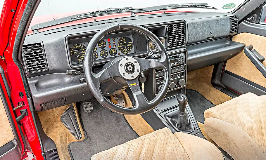 Das Cockpit des Lancia Delta HF Integrale Evo II.