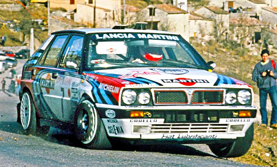 Lancia Delta HF fahrend von schräg vorne fotografiert.
