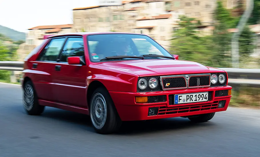 Der Lancia Delta HF Integrale Evo II fahrend von vorne.