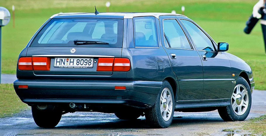 Der Lancia Kappa SW stehend von hinten
