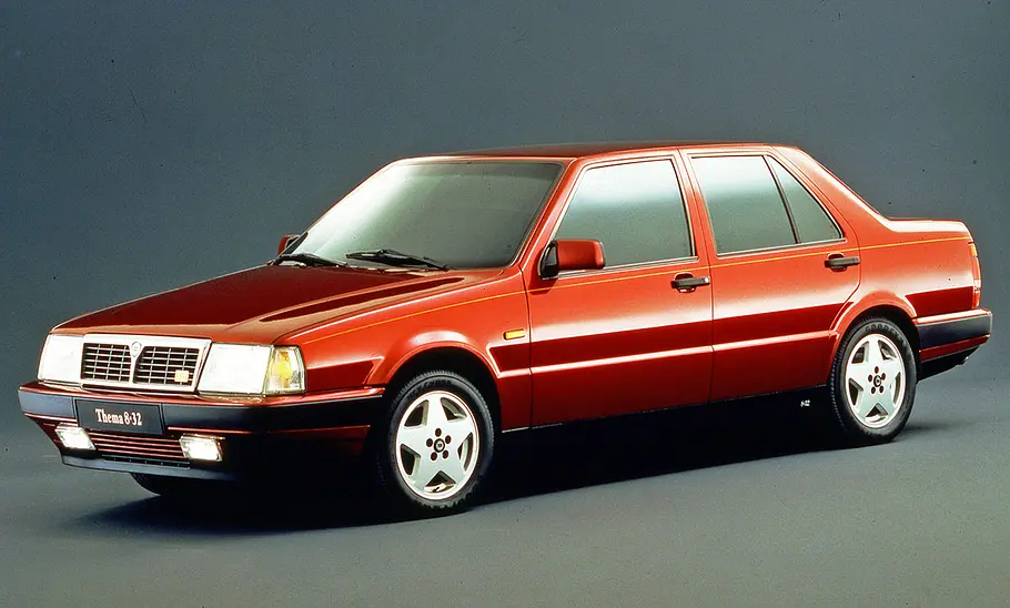 Der Lancia Thema 8.32 stehend von vorne.
