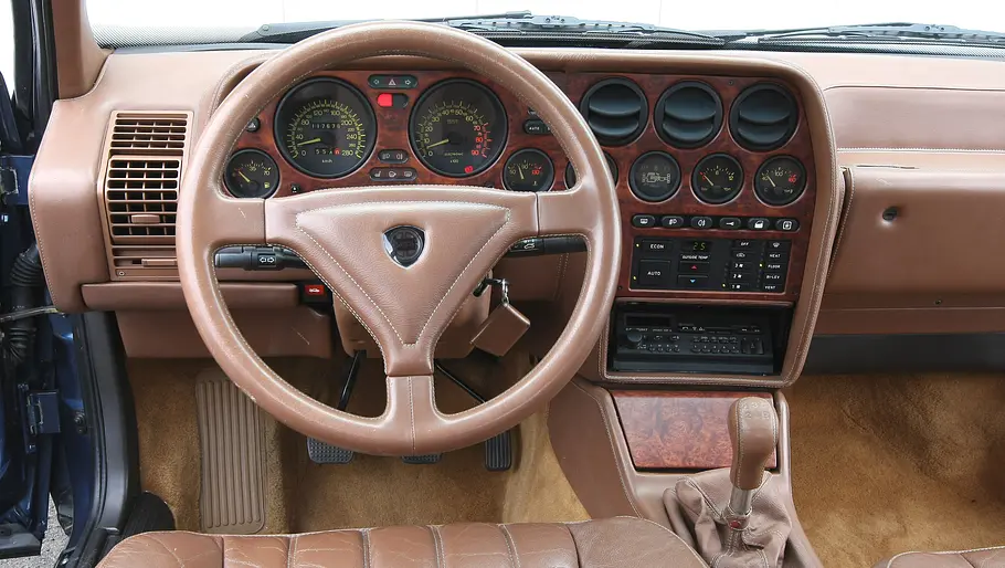 Lancia Thema 8.32 Das Cockpit des Lancia Thema 8.32.