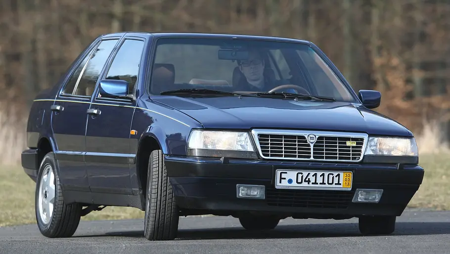 Lancia Thema 8.32 Lancia Thema 8.32 fahrend von schräg vorne fotografiert.