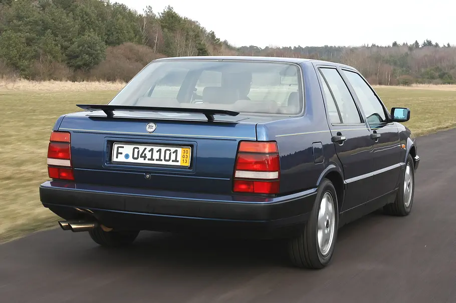 Lancia Thema 8.32 Lancia Thema 8.32 fahrend von schräg hinten fotografiert.