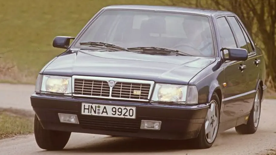 Der Lancia Thema 8.32 fahrend von vorne.