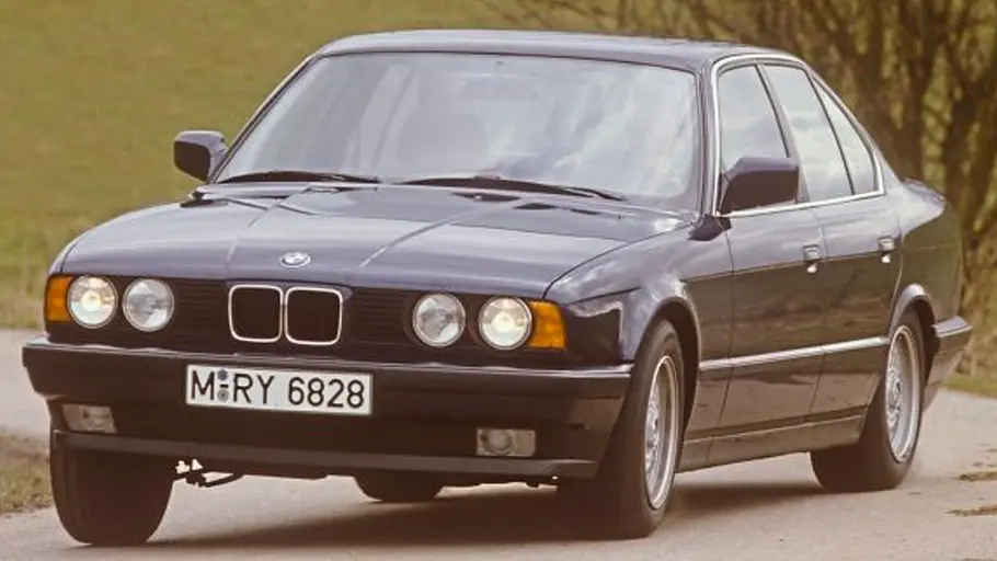 Der BMW 535i fahrend von vorne.