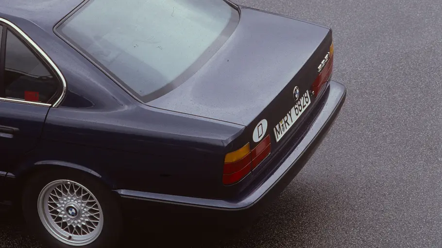 Das Heck des BMW 535i.