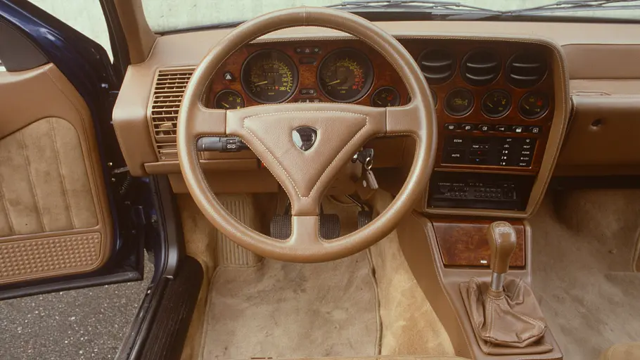 Das Cockpit des Lancia Thema 8.32.