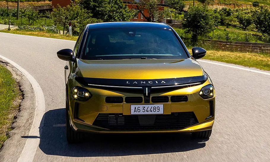 Lancia Ypsilon (2025); Kleinwagen; Elektroauto; Hybridauto; fahrendes Auto; Frontansicht