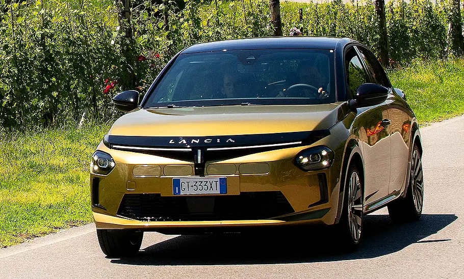 Lancia Ypsilon (2025); Kleinwagen; Elektroauto; Hybridauto; fahrendes Auto; Frontansicht