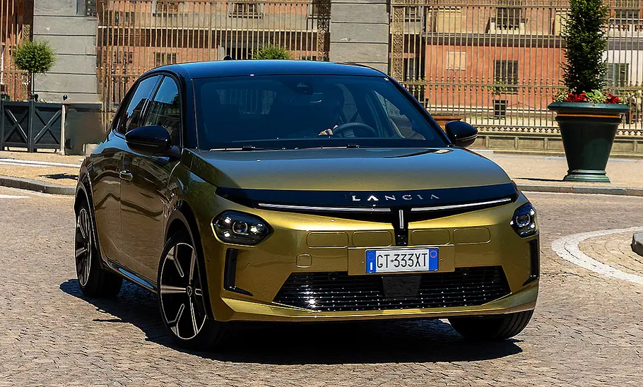 Lancia Ypsilon (2025); Kleinwagen; Elektroauto; Hybridauto; fahrendes Auto; Frontansicht