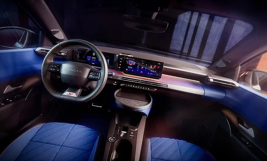 Lancia Ypsilon HF (2025) Das Cockpit des Lancia Ypsilon HF (2025).