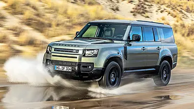 Blick von schräg vorne auf den fahrenden Land Rover Defender 130 D300. - Foto: Frank Ratering