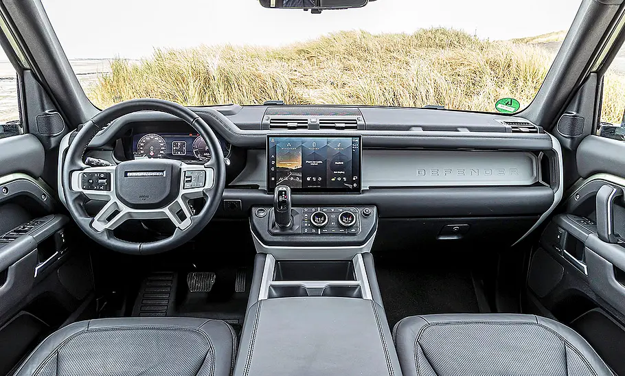 Blick auf die Armaturen im Innenraum des Land Rover Defender 130 D300.