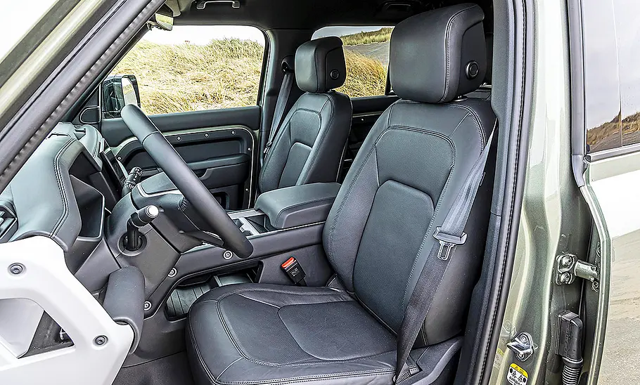 Blick auf die Vordersitze im Innenraum des Land Rover Defender 130 D300.