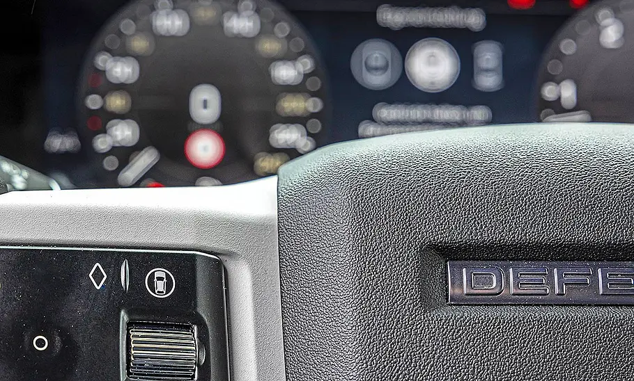 Detailansicht des Lenkrades im Innenraum des Land Rover Defender 130 D300.