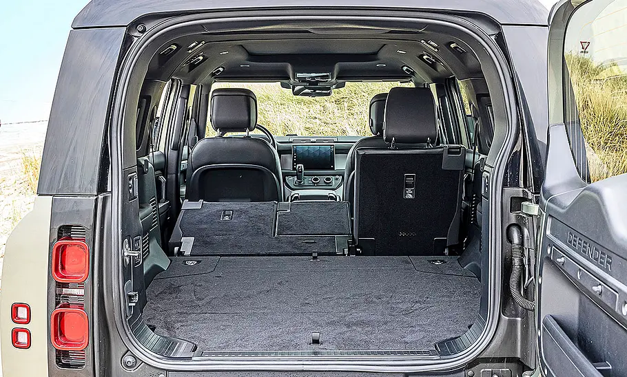 Blick in den Kofferraum des Land Rover Defender 130 D300.