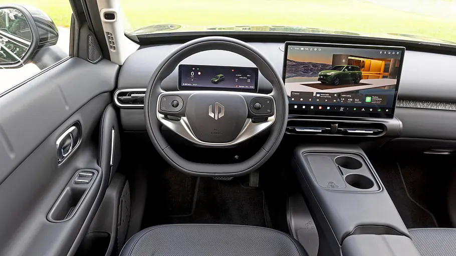 Das Cockpit des Leapmotor B03X zeigt ein Lenkrad, ein digitales Kombiinstrument, einen großen Touchscreen und eine Mittelkonsole mit Becherhaltern.