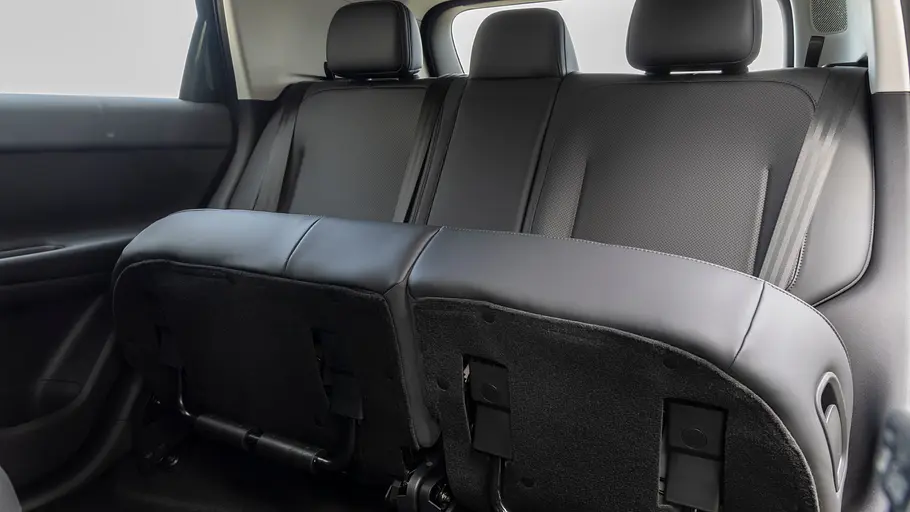 Die Rückbank des Leapmotor B03X mit hochgeklappter Sitzfläche.