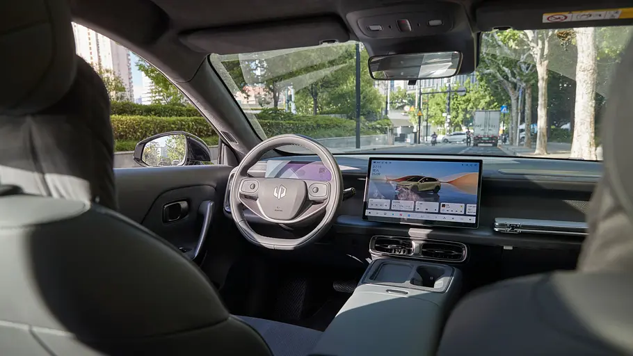 Das Cockpit des Leapmotor B05.