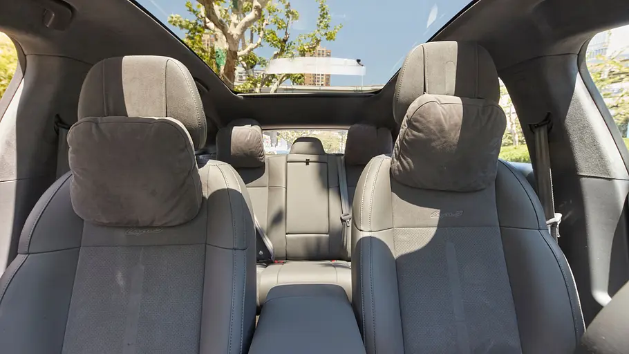 Das Interieur des Leapmotor B05 mit Blick auf die Vordersitze und die Rücksitzbank.