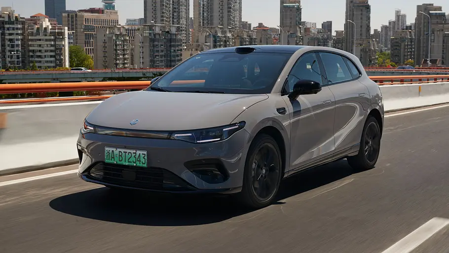 Der Leapmotor B05 fährt über eine Autobahn, fotografiert von schräg vorne, im Hintergrund eine städtische Skyline.