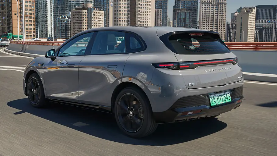 Der Leapmotor B05 fährt über eine Autobahn, fotografiert von schräg hinten, im Hintergrund eine städtische Skyline.