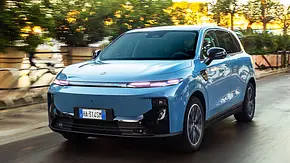 Blick von schräg vorne auf den fahrenden Leapmotor B10 (2025). - Foto: Leapmotor