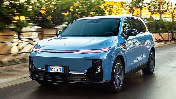 Blick von schräg vorne auf den fahrenden Leapmotor B10 (2025). - Foto: Leapmotor Blick von schräg vorne auf den fahrenden Leapmotor B10 (2025). - Foto: Leapmotor