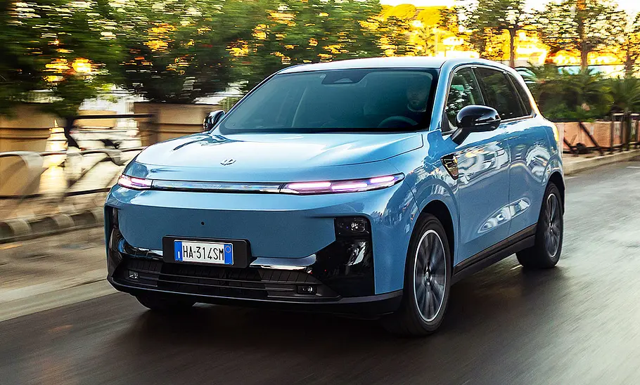 Leapmotor B10 (2025) Blick von schräg vorne auf den fahrenden Leapmotor B10 (2025).