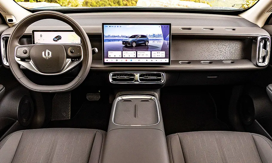 Blick auf die Armaturen im Innenraum des Leapmotor B10 (2025).